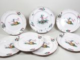 six assiettes ornées de fleurs, posées sur une table