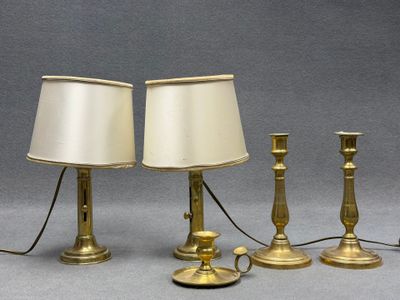 Deux paires de bougeoirs dont deux montés en lampes.