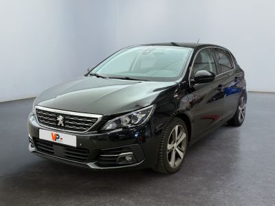 La voiture noire est garée dans la pièce vide de l'immeuble.