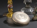 de nombreux objets en verre et en métal de toutes sortes sur la table