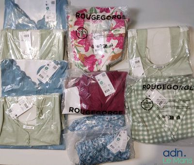 un tas de vêtements posés sur une table