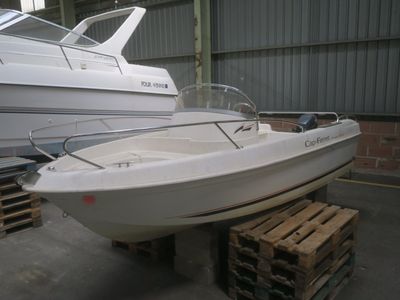 deux bateaux posés sur des palettes dans un entrepôt