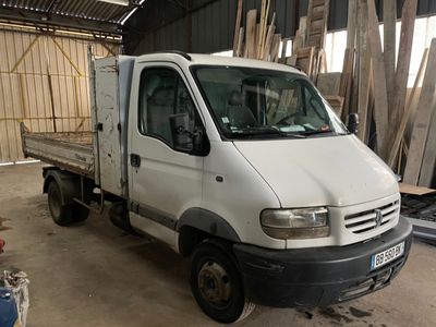 un camion blanc garé à l'intérieur d'un bâtiment
