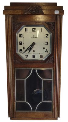 une horloge accrochée au mur de la pièce