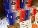 Plusieurs caisses de bière sont posées sur une étagère dans un magasin.