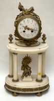 Pendule portique de style Louis XVI en marbre blanc et bronz…