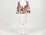 une photo d'une robe de mannequin à motifs floraux rouges et blancs