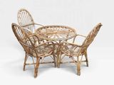 quatre chaises et une table en osier