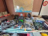 une table sur laquelle sont posés de nombreux objets hétéroclites