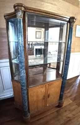 une vitrine en verre au milieu d'une pièce