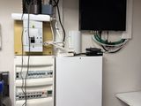 une photo d'une pièce avec un réfrigérateur, une télévision et d'autres appareils électriques