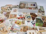une boîte remplie de vieilles cartes postales posée sur une table