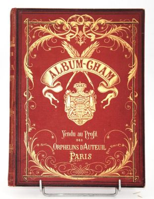 un livre rouge orné de lettres dorées et d'un emblème doré