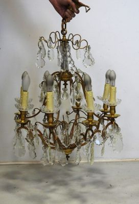 une personne tenant un lustre suspendu au plafond