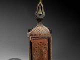 paire de lanternes anciennes en laiton, ornées d'une cloche et d'une croix au sommet