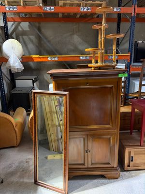 une armoire en bois surmontée d'un miroir