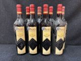 six bouteilles de vin sont alignées sur une table