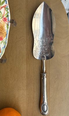 Pelle à gâteau en argent (925‰) à décor de volutes et feuill…