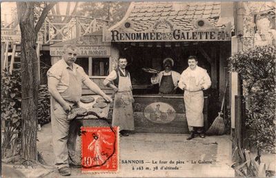 une photo en noir et blanc d'un groupe d'hommes devant un magasin