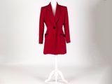 une photo d'un manteau rouge sur un présentoir à mannequin