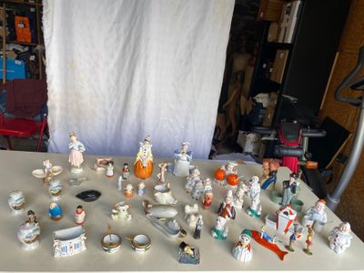 de nombreuses figurines posées sur une table devant un fond blanc