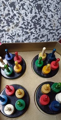 des jouets dans une boîte en carton posée sur une table près d'un mur