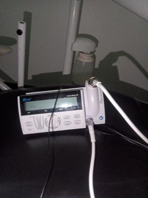 un téléphone portable branché à un chargeur posé sur une chaise