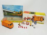 un camion miniature et un camion miniature avec un panneau de chantier à l'avant