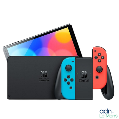 une Nintendo Switch Lite avec deux manettes placées côte à côte