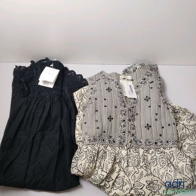 Deux robes noires et blanches sont posées sur une table