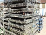 une grande pile de cages empilées les unes sur les autres