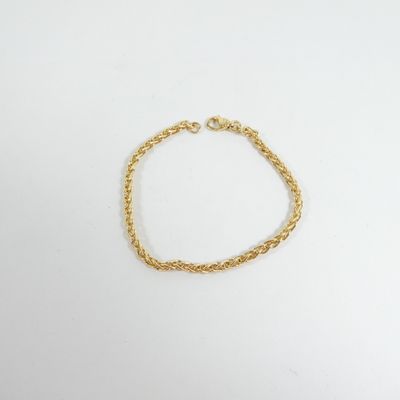 un bracelet à chaîne en or avec un fermoir sur fond blanc