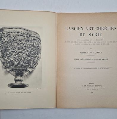 un livre ouvert sur lequel figure l'image d'un vase