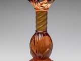 une image représentant un vase en verre posé sur un socle