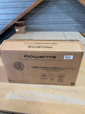 les boîtes sont empilées sur une table