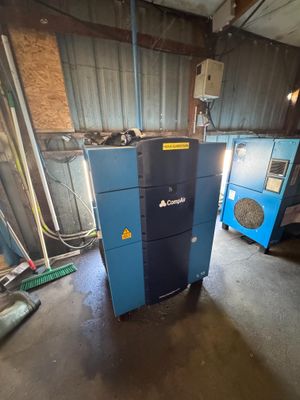 deux compresseurs d'air dans un garage, dont un bleu