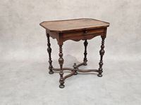 Petite table en noyer ouvrant à un tiroir et reposant sur qu… (photo 2)