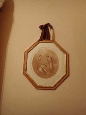 une photo d'un tableau accroché au mur d'une salle de bains