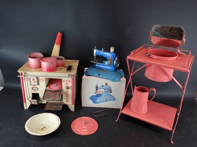 une petite table sur laquelle se trouvent une cuisinière, un évier et d'autres objets