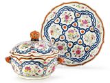 deux assiettes en porcelaine chinoise et une soucoupe avec un couvercle
