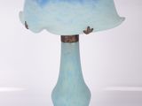 une photo d'une lampe bleue et blanche posée sur une table