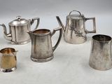 cinq pièces d'argenterie, dont une théière, une cafetière et un sucrier