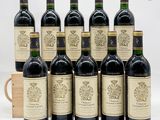 six bouteilles de vin sont alignées sur une table