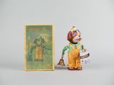 une figurine représentant un clown à côté d'un tableau