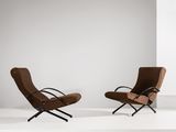 une paire de chaises marron posées sur une estrade blanche