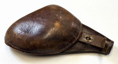 un étui en cuir marron muni d'un bouton