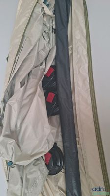 une valise remplie de vêtements et une paire de chaussures