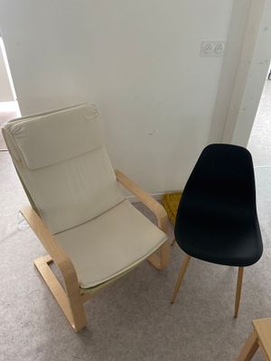 deux chaises placées l'une à côté de l'autre dans la pièce