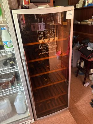 un réfrigérateur avec une porte en verre dans une cuisine