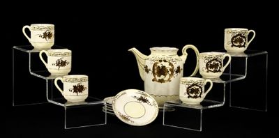 de nombreuses tasses et soucoupes posées sur une étagère